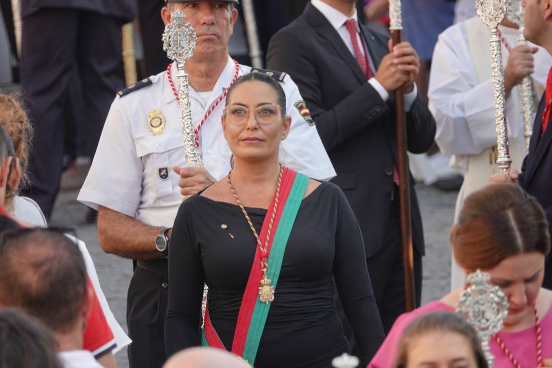 Así ha sido el recorrido de la Virgen de la Aurora por las calles de Granada