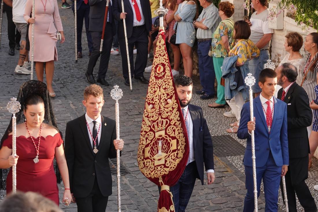 Así ha sido el recorrido de la Virgen de la Aurora por las calles de Granada