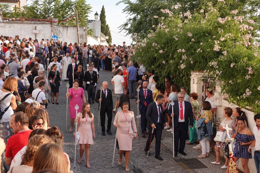 Así ha sido el recorrido de la Virgen de la Aurora por las calles de Granada