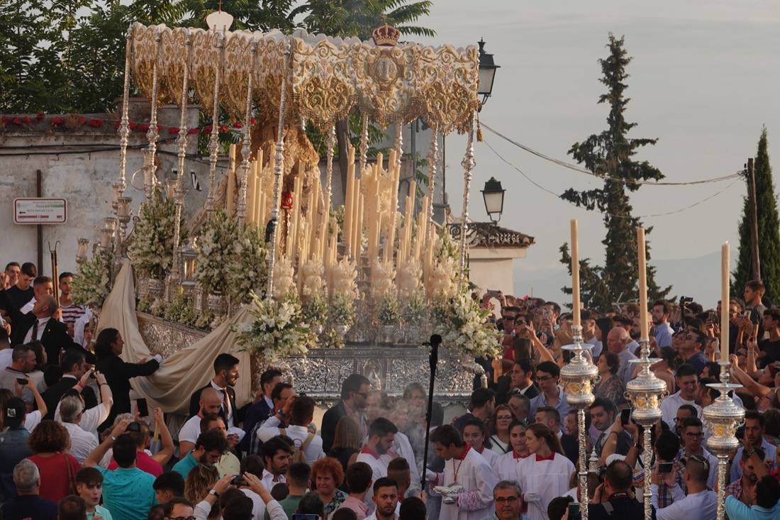 Así ha sido el recorrido de la Virgen de la Aurora por las calles de Granada