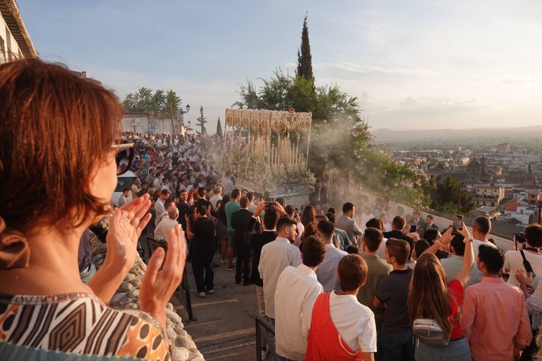 Así ha sido el recorrido de la Virgen de la Aurora por las calles de Granada