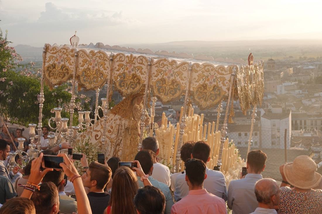 Así ha sido el recorrido de la Virgen de la Aurora por las calles de Granada