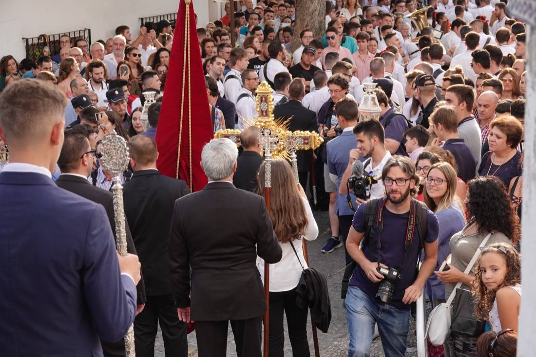 Así ha sido el recorrido de la Virgen de la Aurora por las calles de Granada