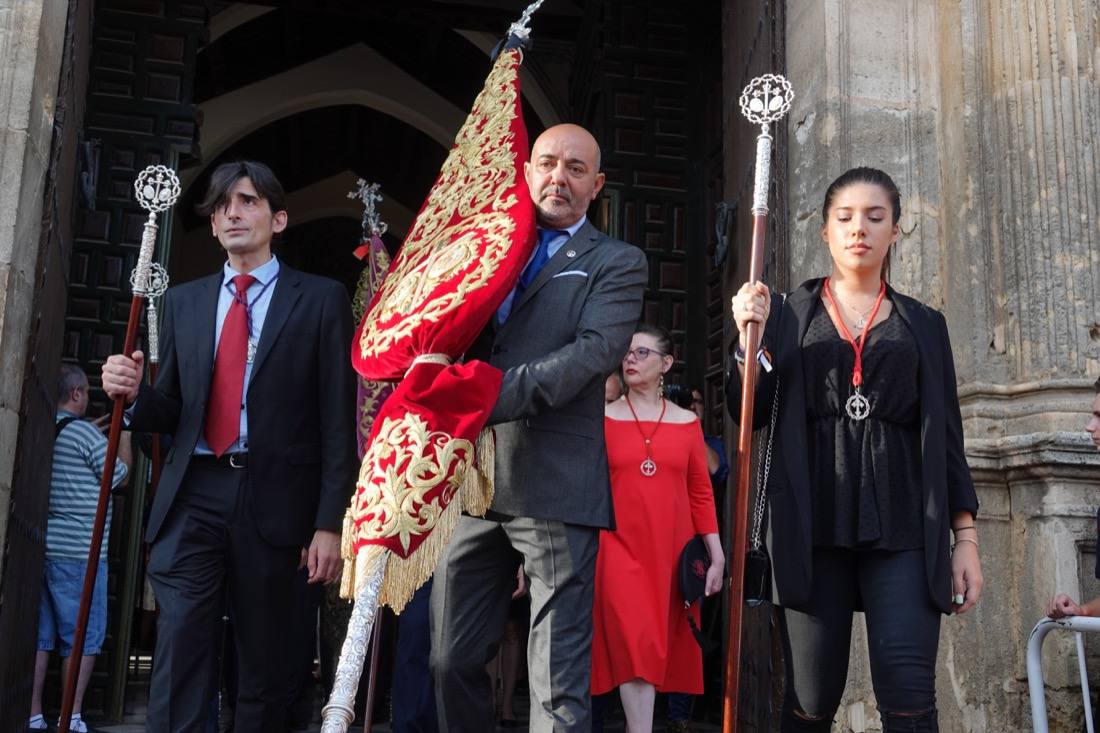 Así ha sido el recorrido de la Virgen de la Aurora por las calles de Granada