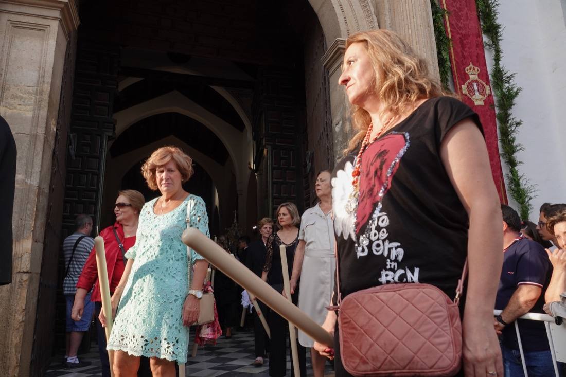 Así ha sido el recorrido de la Virgen de la Aurora por las calles de Granada