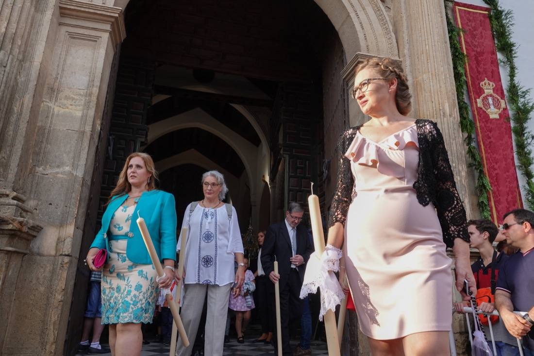 Así ha sido el recorrido de la Virgen de la Aurora por las calles de Granada