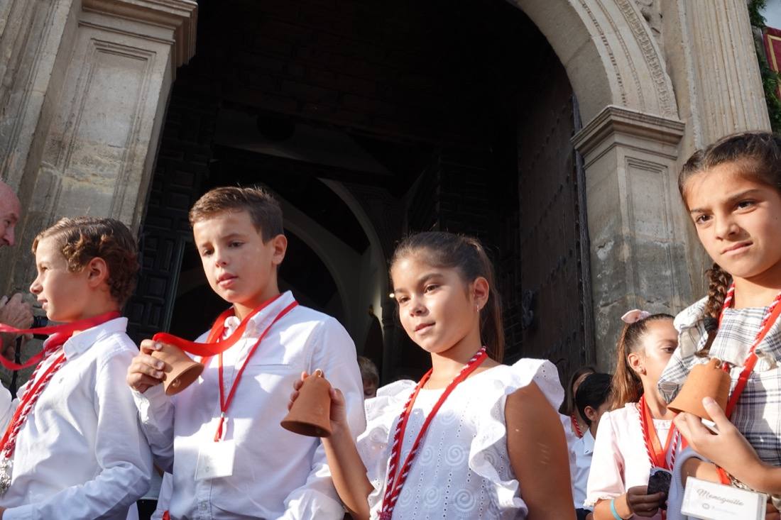 Así ha sido el recorrido de la Virgen de la Aurora por las calles de Granada