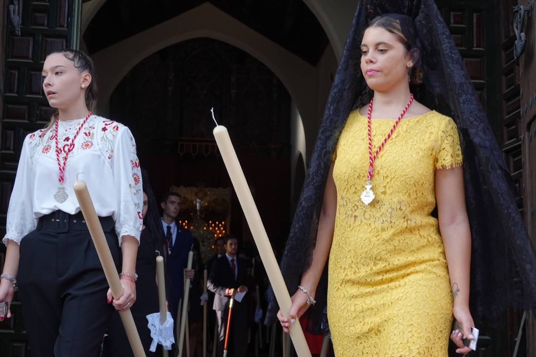 Así ha sido el recorrido de la Virgen de la Aurora por las calles de Granada