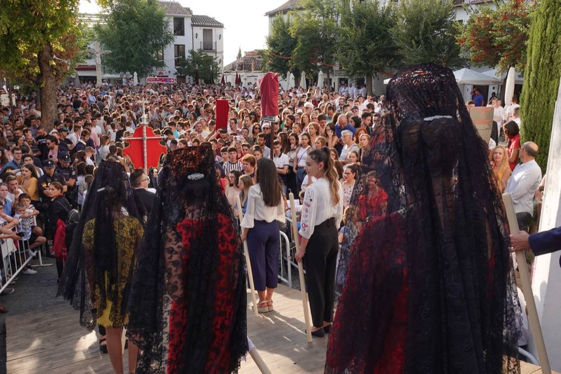 Así ha sido el recorrido de la Virgen de la Aurora por las calles de Granada