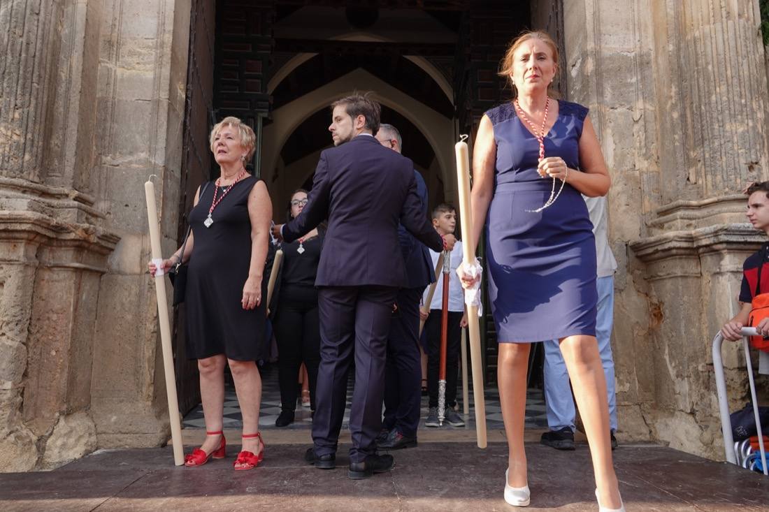 Así ha sido el recorrido de la Virgen de la Aurora por las calles de Granada