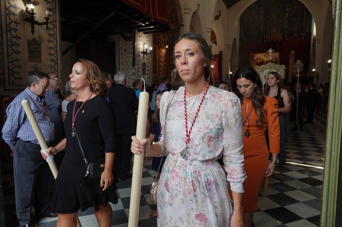 Así ha sido el recorrido de la Virgen de la Aurora por las calles de Granada