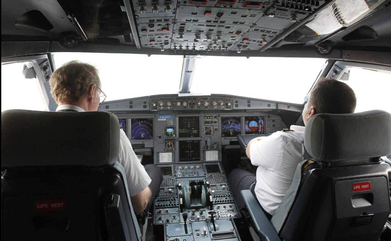 Inesperado giro a bordo: un pasajero pilota un avión para evitar que cancelaran su vuelo a España