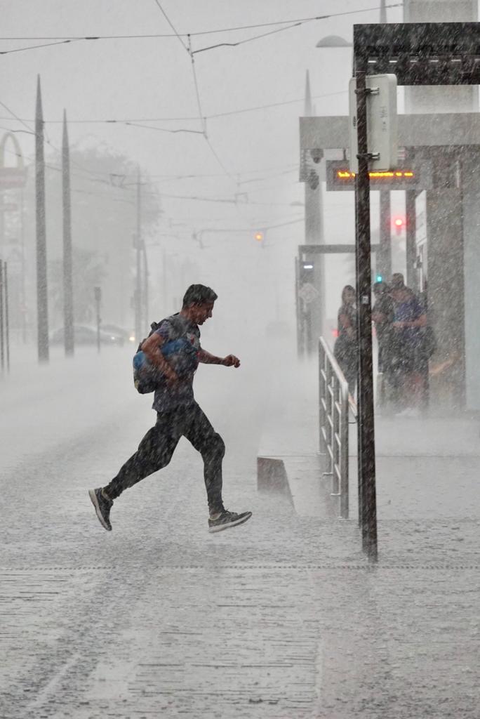 El cuerpo de Bomberos de la capital registra una enorme cantidad de llamadas en apenas unos minutos