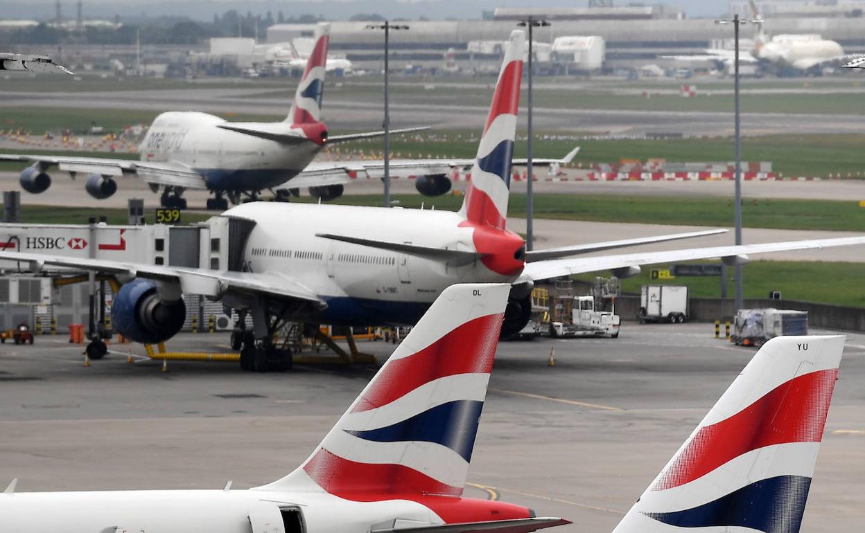 Aviones de British Airways estacionados en el aeropuerto londinense de Heathrow.