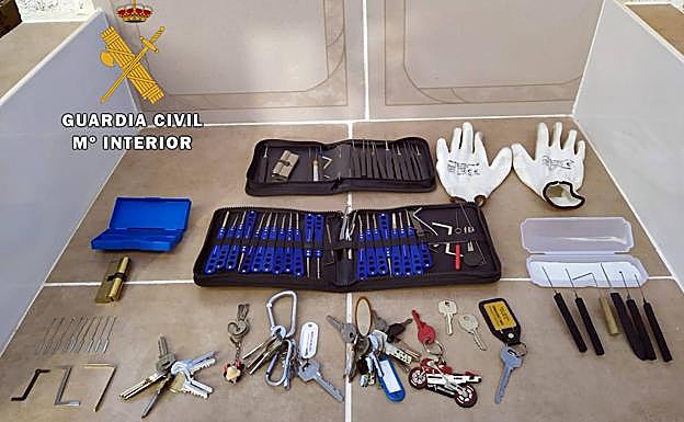 Efectos encontrados en la casa del detenido. 