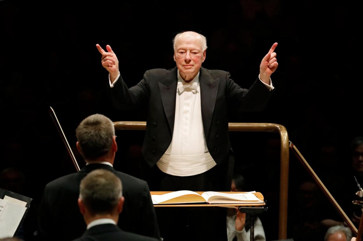 Bernard Haitink, dirigiendo a la Sinfónica de Londres el pasado marzo.