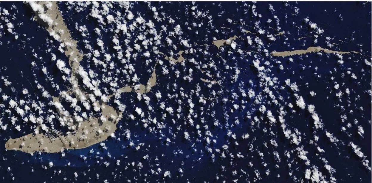 Fotografía de la enorme mancha de piedra pómez sobre el Pacífico tomada desde un satélite.