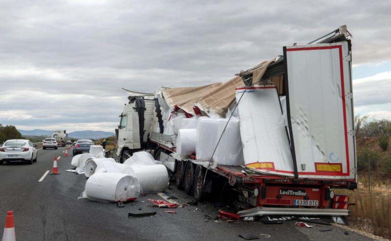 Un choque entre dos camiones provoca el corte de un carril en la A-44