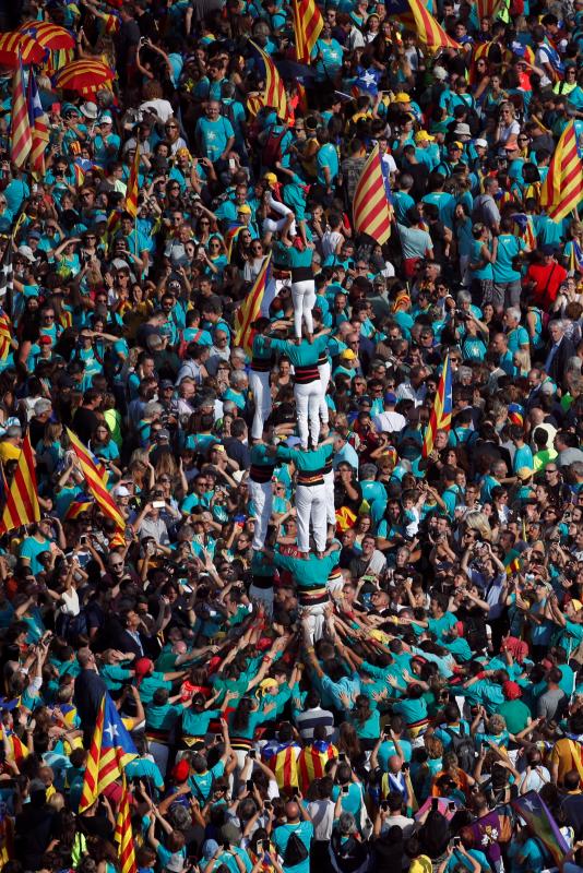 Cientos de miles de personas se manifestaron este miércoles en Barcelona a favor de la independencia y reclamando la libertad de los presos secesionistas. Según la Guardia Urbana, en torno a 600.000 personas participaron en la protesta organizada por la ANC y Ómnium Cultural, convertida ya en una tradición en el inicio político en Cataluña. La jornada terminó con el desalojo del parque de la Ciutadella de Barcelona tras dispersar a los cerca de 300 manifestantes independentistas que se concentraban las puertas del Parlament, entre insultos y momentos de tensión de los Mossos d'Esquadra con algunos grupos de activistas.