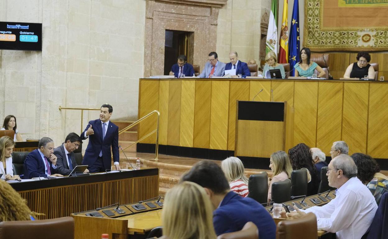 Juanma Moreno, a la izquierda, en la sesión de control al Gobierno andaluz. 