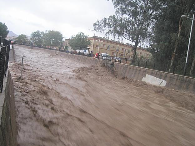Rambla de Nogalte, a su paso por Pulpí, durante la tormenta de ayer. 