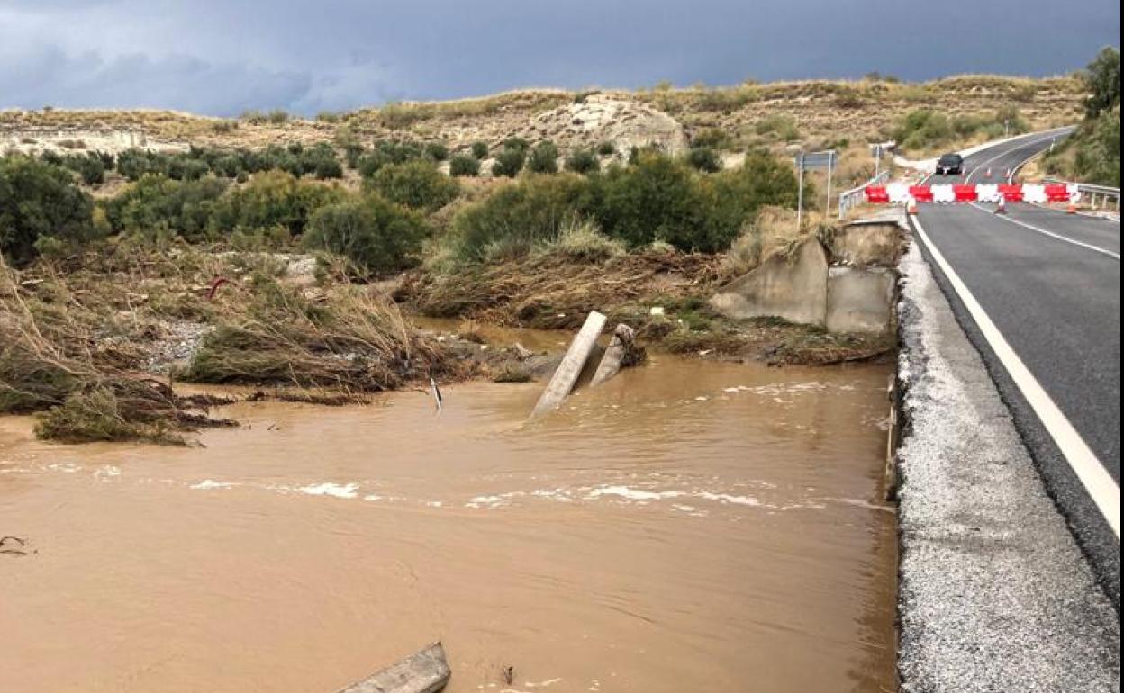 Viaducto cortado en la carretera que une Baza y Benamaurel.