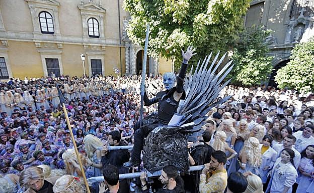 La plaza de la Universidad es el epicentro de la fiesta de san Lucas, patrón de Medicina.