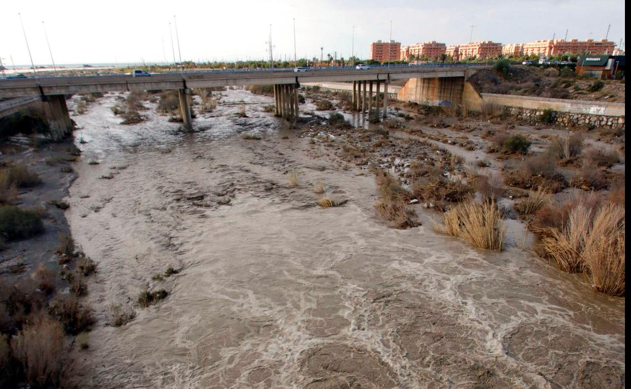 Aspecto del río Andarax tras las fuertes lluvias de ayer en la provincia.