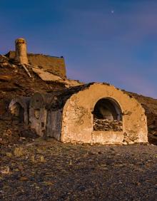 Imagen secundaria 2 - Refugio Elorrieta en invierno; con un mar de nubes bajo los cerros; imagen del edificio que se quiere arreglar 