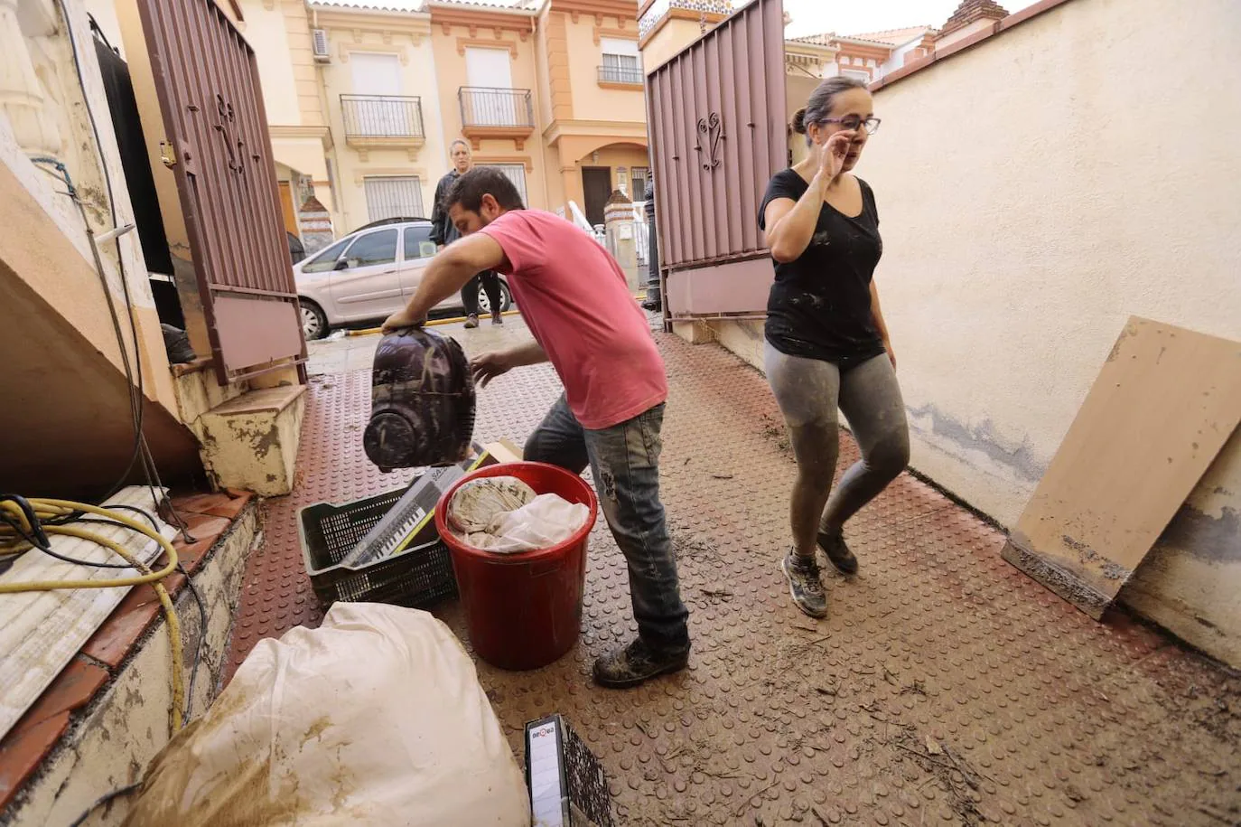 Barro y suciedad, como consecuencia del temporal en Las Gabias 