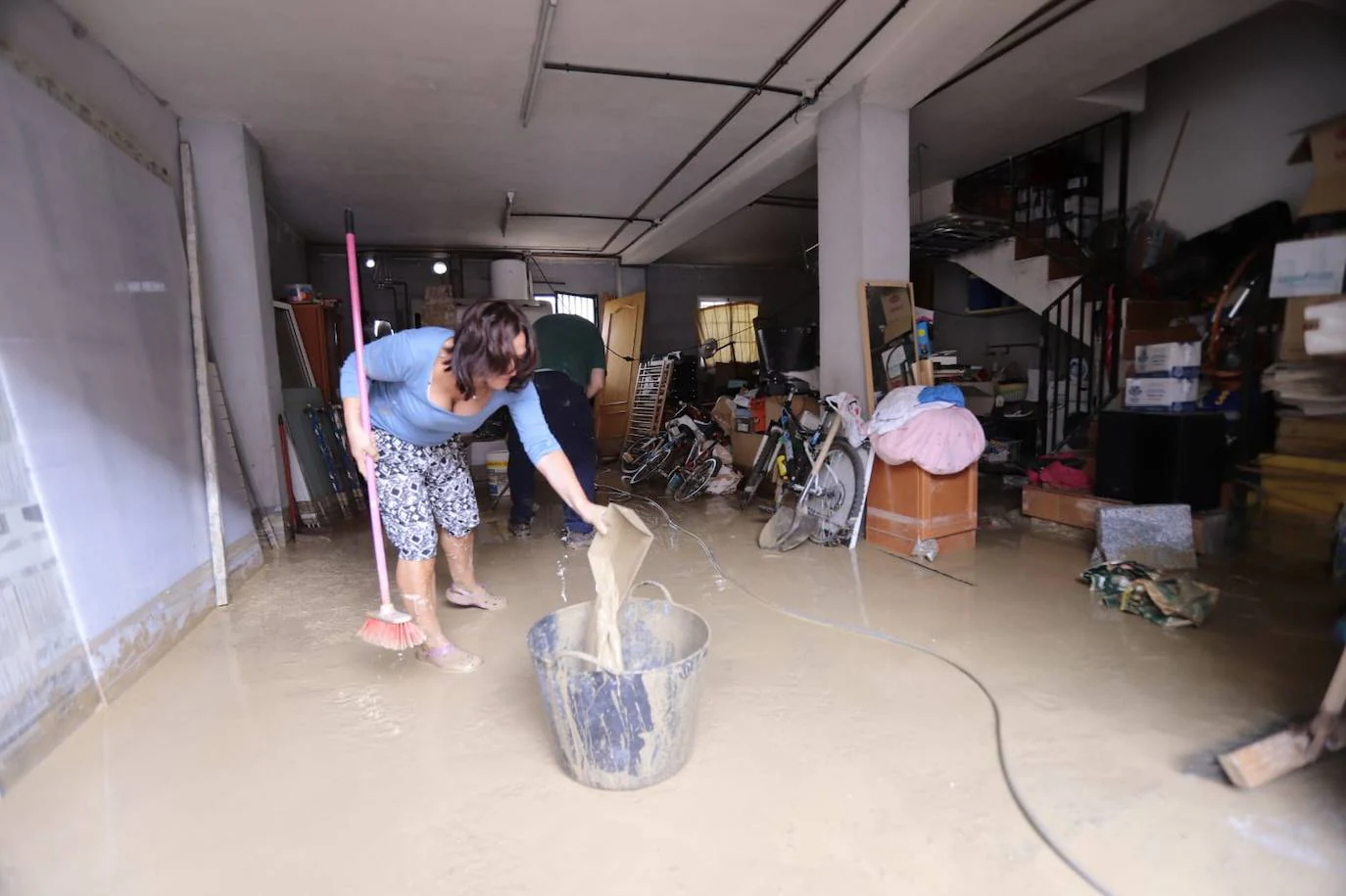 Trabajos en un sótano para achicar agua