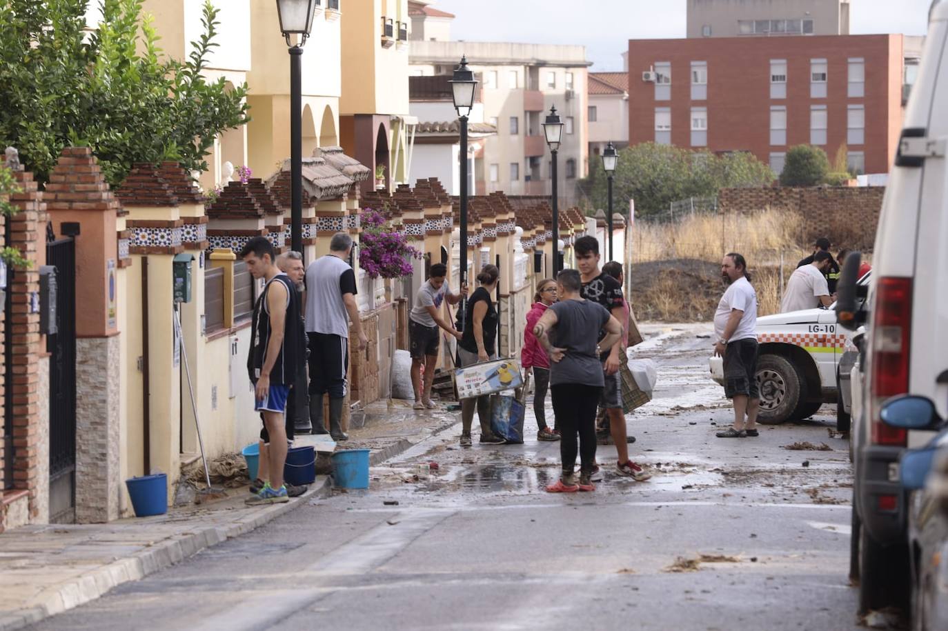 Los vecinos de Las Gabias, limpiando las consecuencias del temporal 