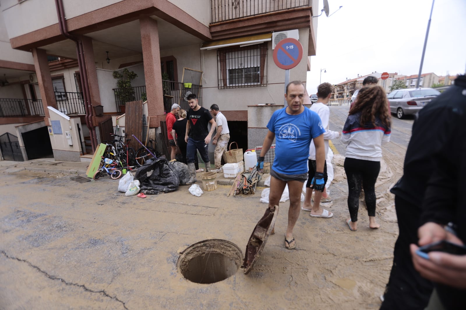 Los vecinos de Las Gabias, limpiando las consecuencias del temporal 