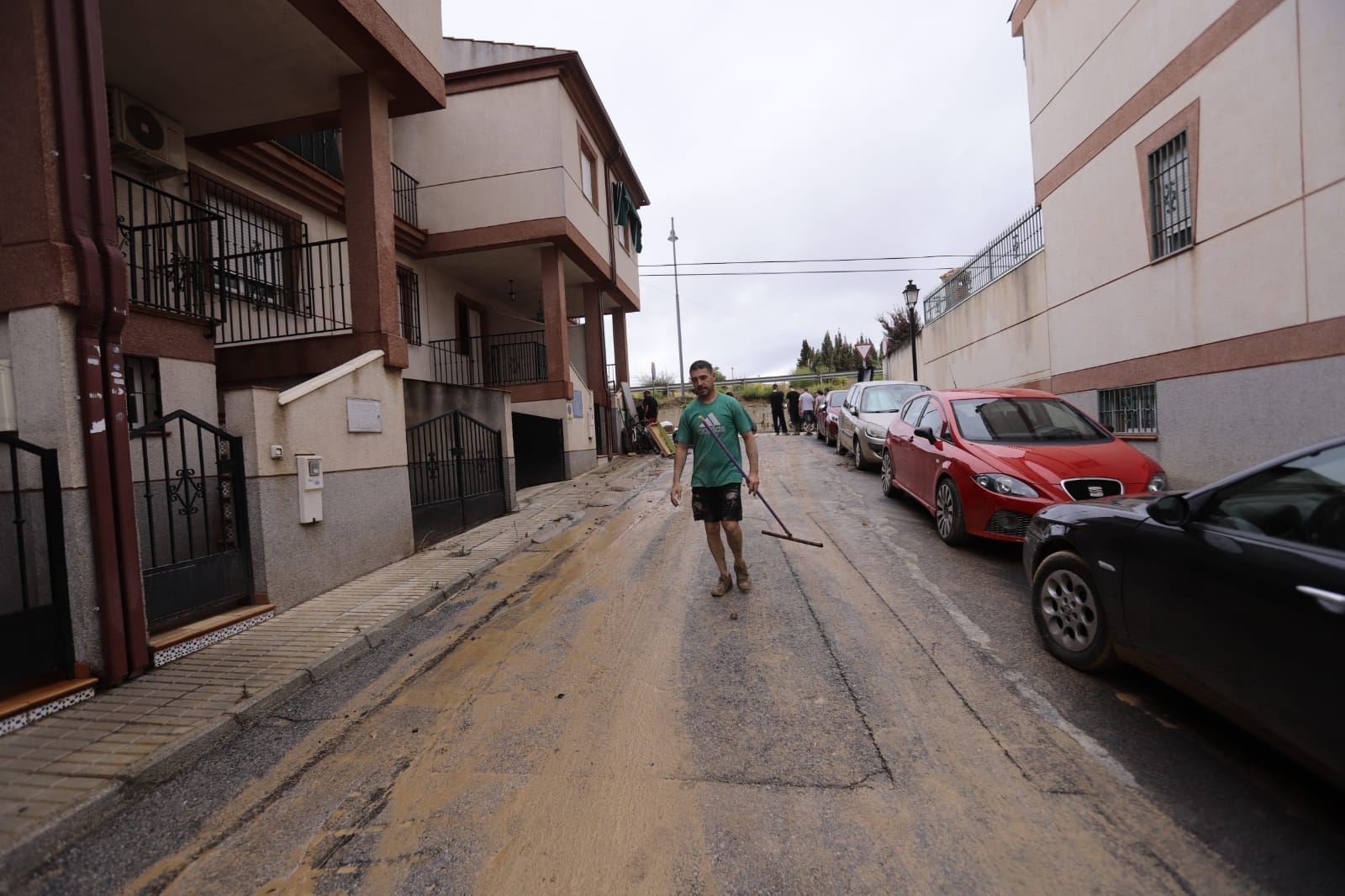 Los vecinos de Las Gabias, limpiando las consecuencias del temporal 