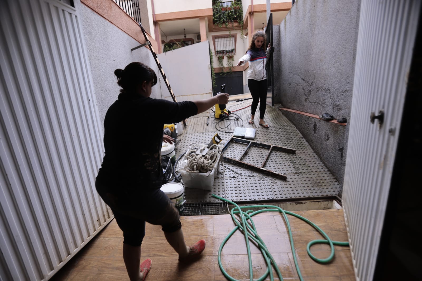 Los vecinos de Las Gabias, limpiando las consecuencias del temporal 