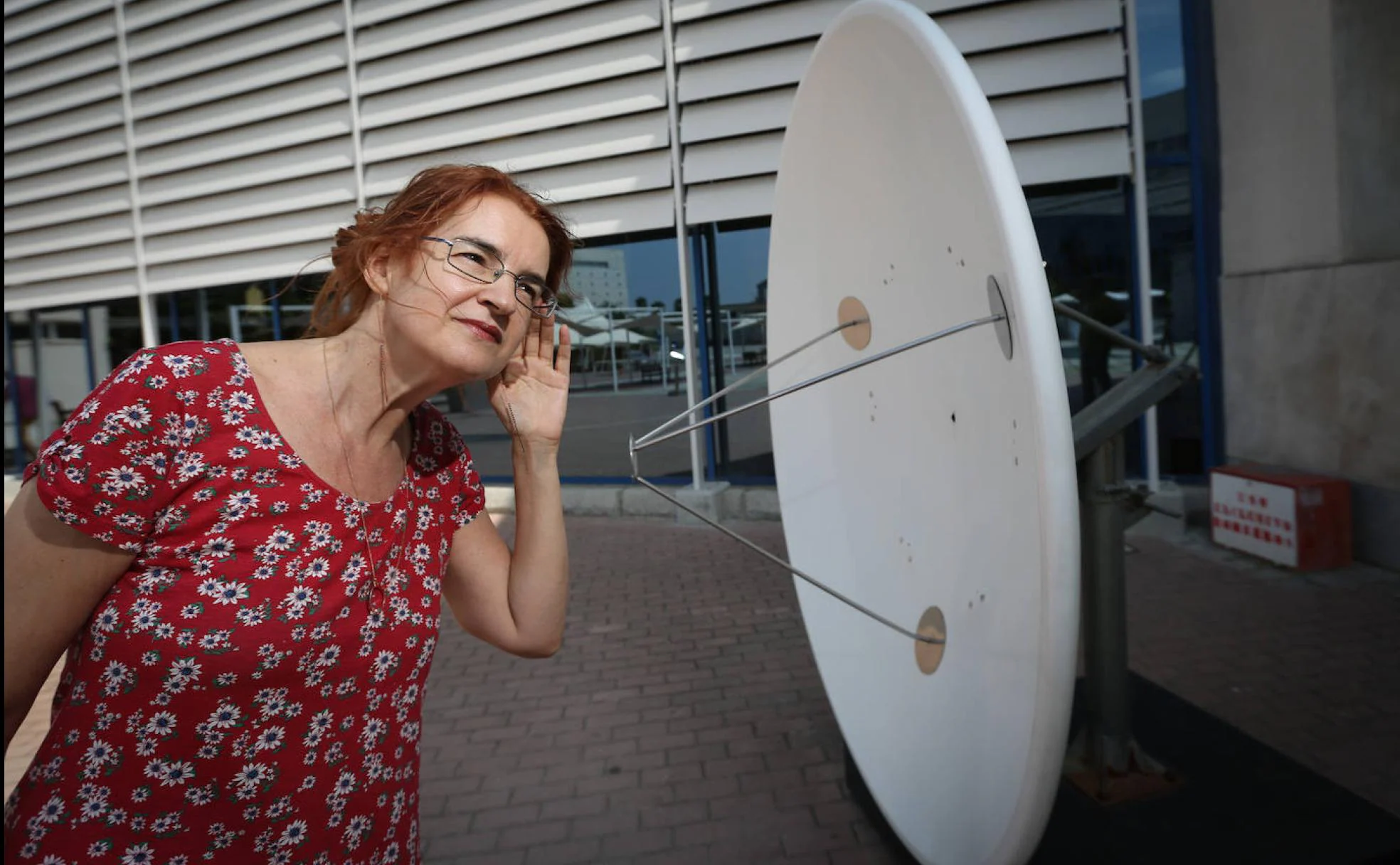 Lourdes Verdes-Montenegro, junto a una de las antenas del Parque de las Ciencias (aunque, aclara, con los radiotelescopios no se escucha nada).