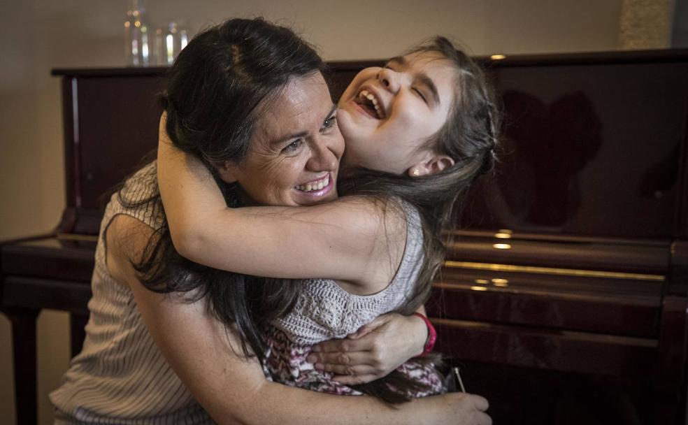 Julia Martín y Selena Pinel, madre e hija, junto al piano. 