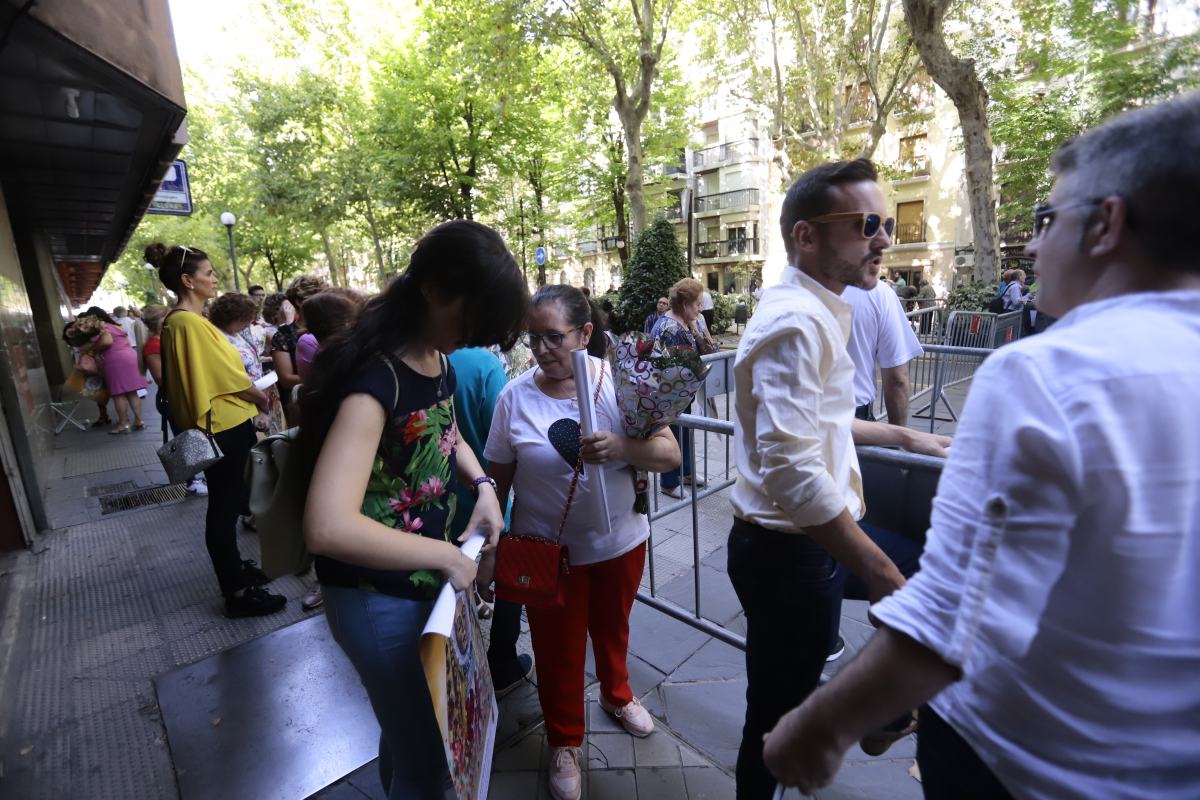 Miles de granadinos se reúnen en la Carrera para llenar de color la Basílica de las Angustias 