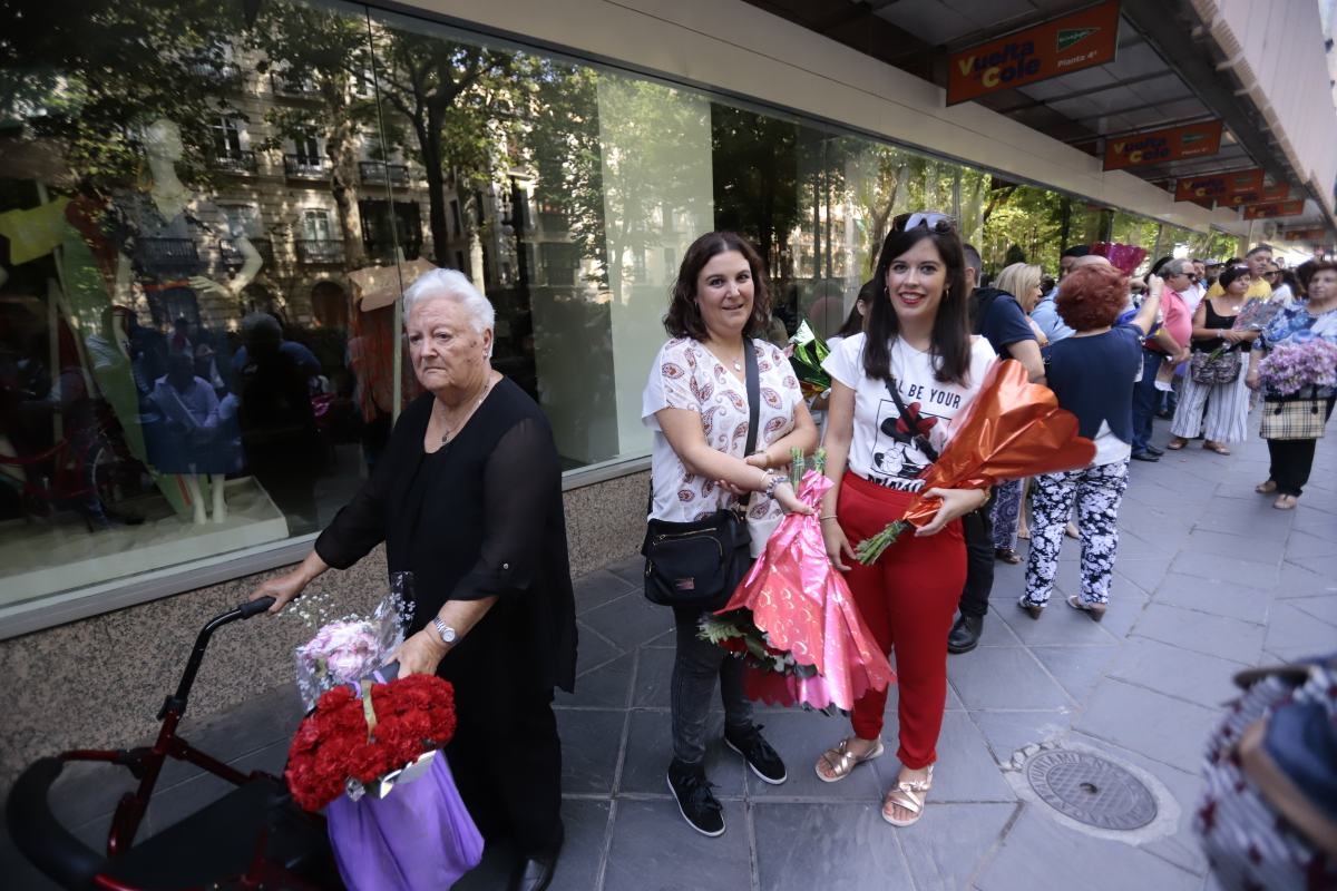 Miles de granadinos se reúnen en la Carrera para llenar de color la Basílica de las Angustias 