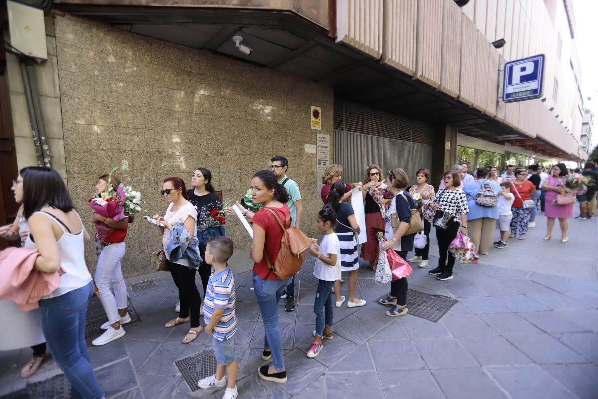 Miles de granadinos se reúnen en la Carrera para llenar de color la Basílica de las Angustias 