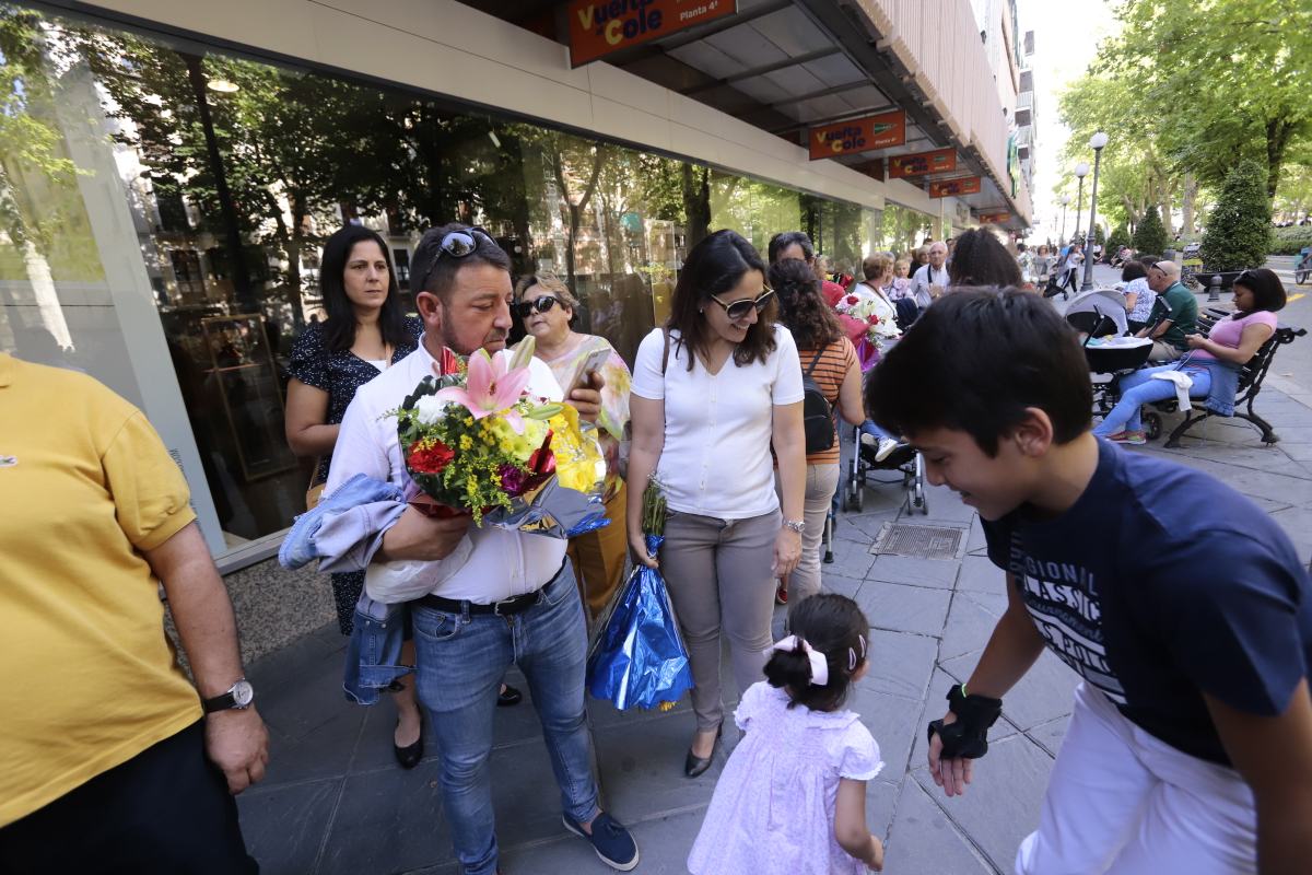 Miles de granadinos se reúnen en la Carrera para llenar de color la Basílica de las Angustias 