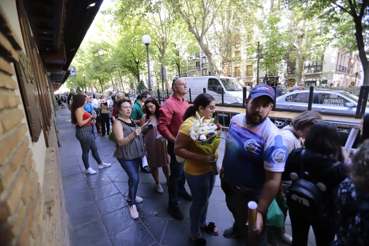 Miles de granadinos se reúnen en la Carrera para llenar de color la Basílica de las Angustias 