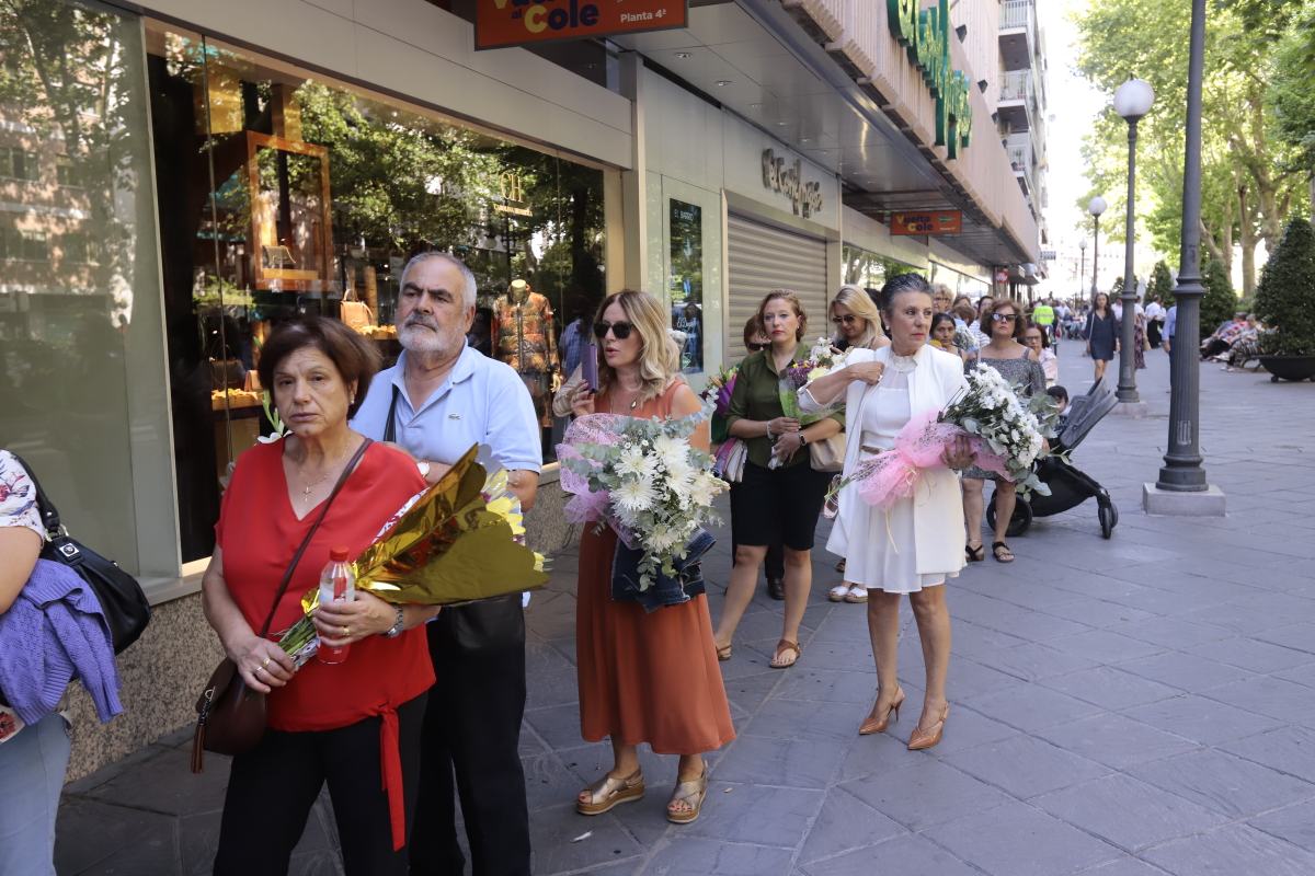 Miles de granadinos se reúnen en la Carrera para llenar de color la Basílica de las Angustias 