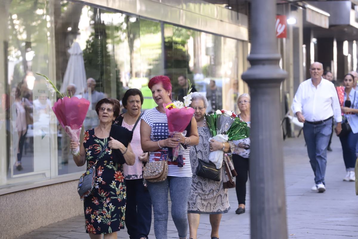 Miles de granadinos se reúnen en la Carrera para llenar de color la Basílica de las Angustias 