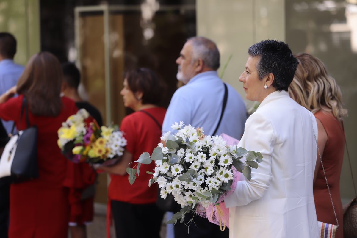 Miles de granadinos se reúnen en la Carrera para llenar de color la Basílica de las Angustias 