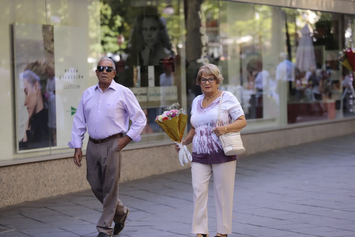 Miles de granadinos se reúnen en la Carrera para llenar de color la Basílica de las Angustias 