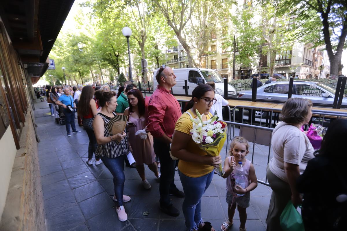 Miles de granadinos se reúnen en la Carrera para llenar de color la Basílica de las Angustias 