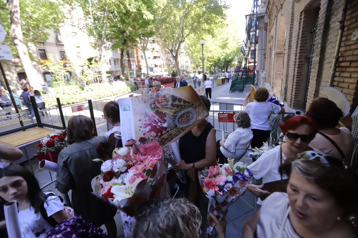 Miles de granadinos se reúnen en la Carrera para llenar de color la Basílica de las Angustias 