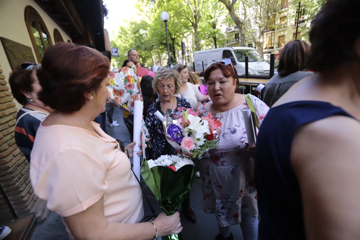 Miles de granadinos se reúnen en la Carrera para llenar de color la Basílica de las Angustias 