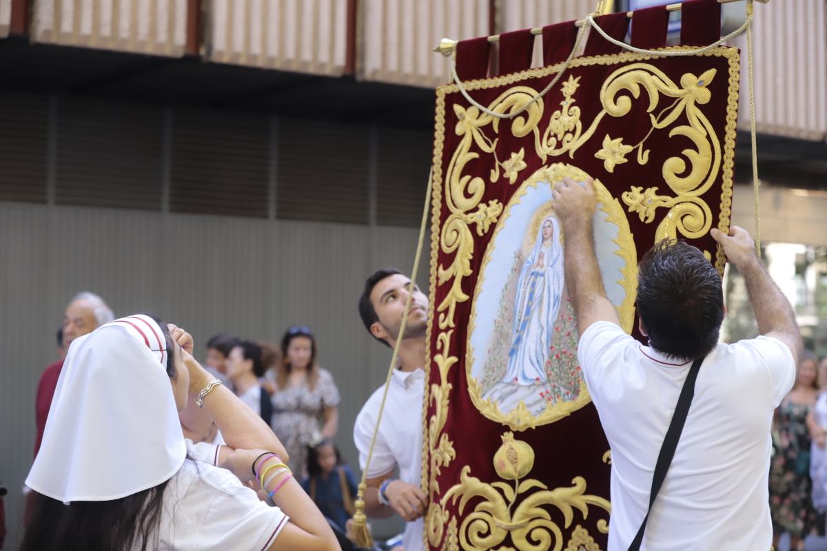 Miles de granadinos se reúnen en la Carrera para llenar de color la Basílica de las Angustias 